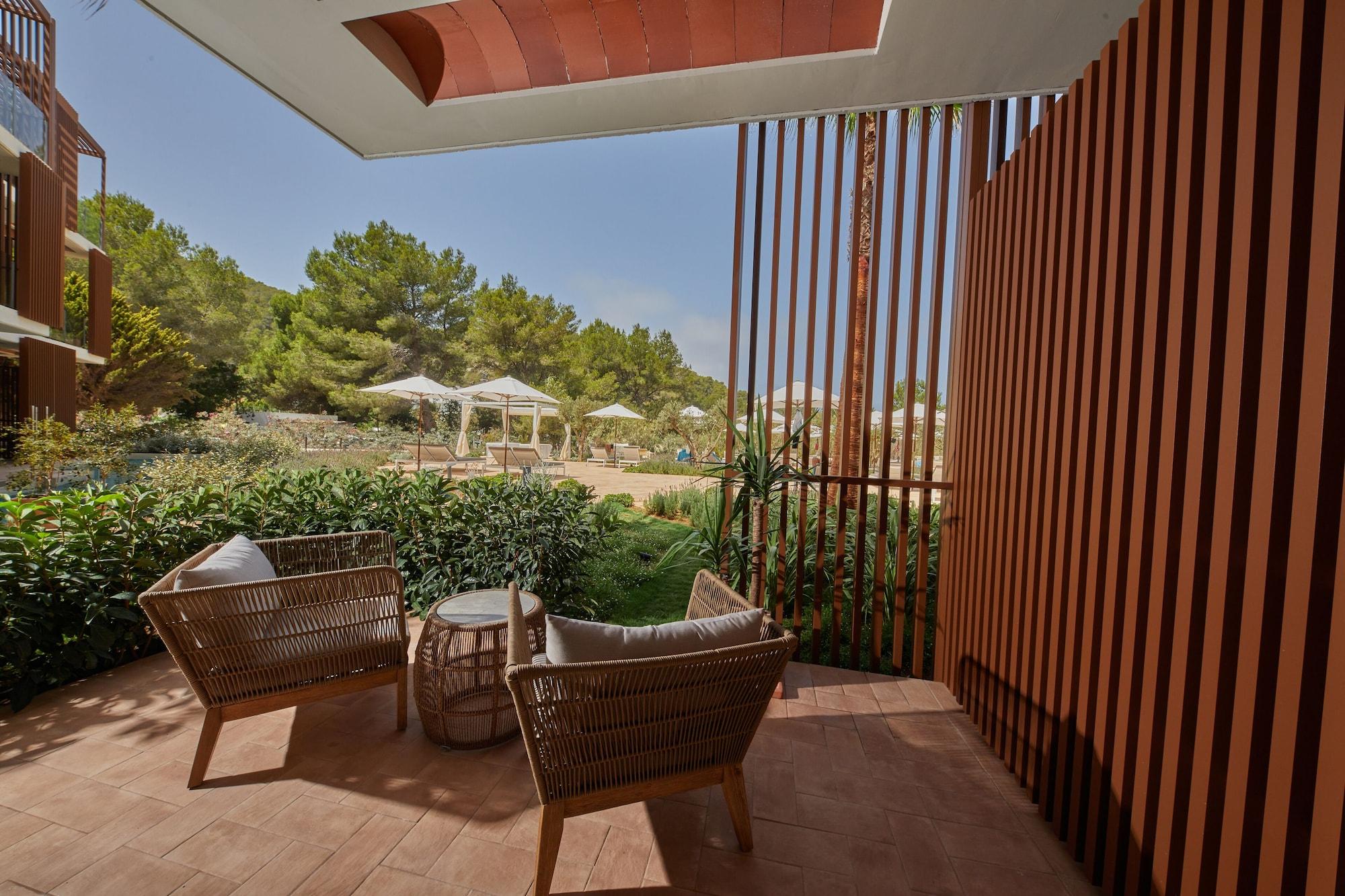 Cala San Miguel Ibiza Resort, Adults Only, Curio Collection By Hilton Port de Sant Miguel ภายนอก รูปภาพ Terrace of a suite
